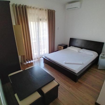 פוגרדץ Hotel Yjet מראה חיצוני תמונה
