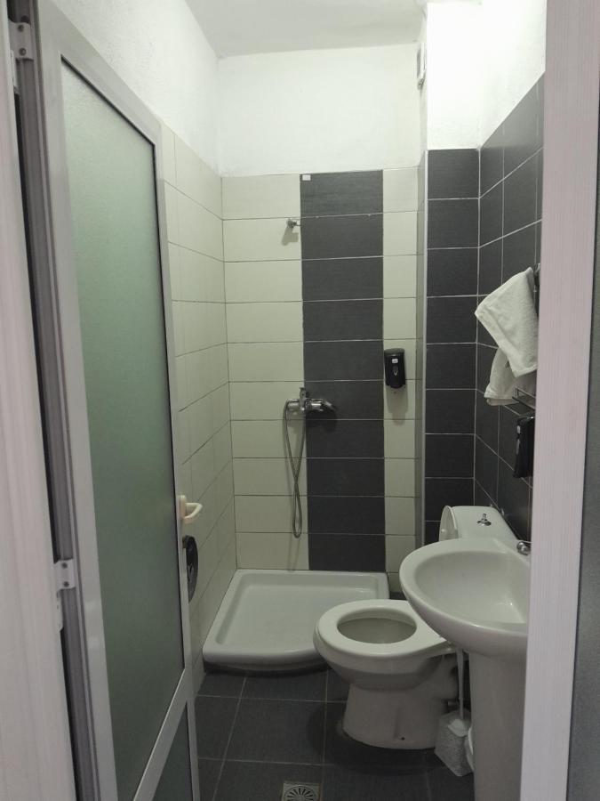 פוגרדץ Hotel Yjet מראה חיצוני תמונה