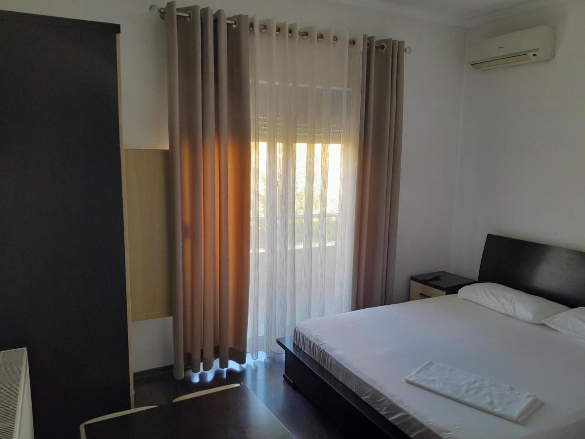 פוגרדץ Hotel Yjet מראה חיצוני תמונה