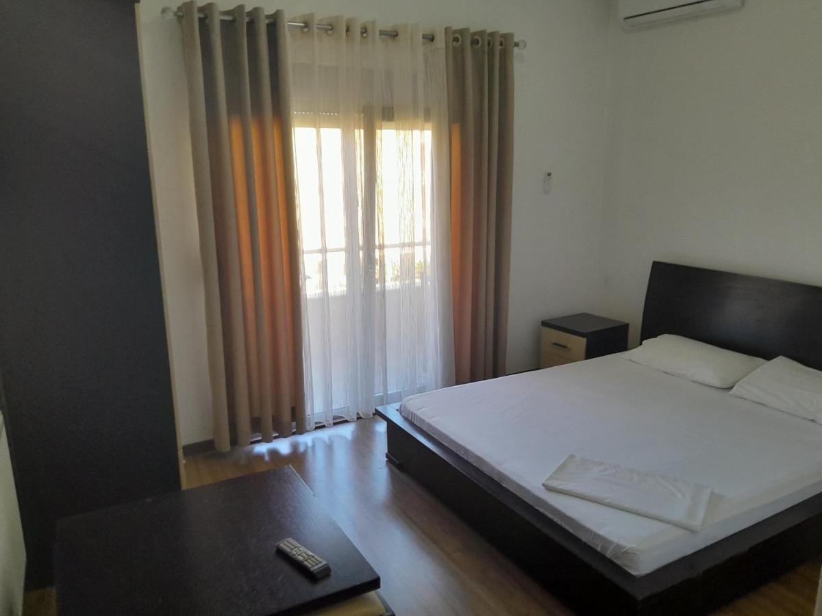 פוגרדץ Hotel Yjet מראה חיצוני תמונה