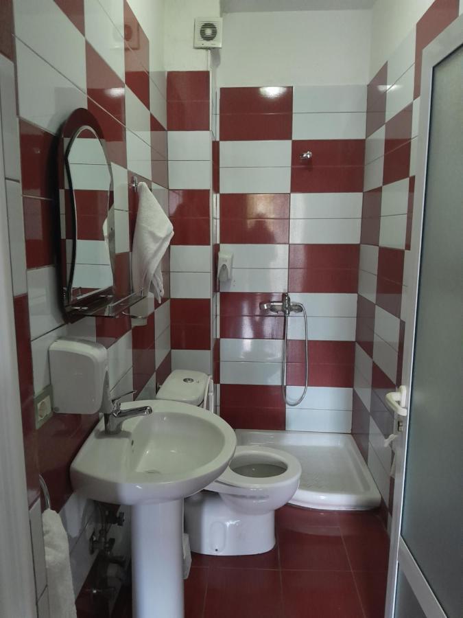 פוגרדץ Hotel Yjet מראה חיצוני תמונה