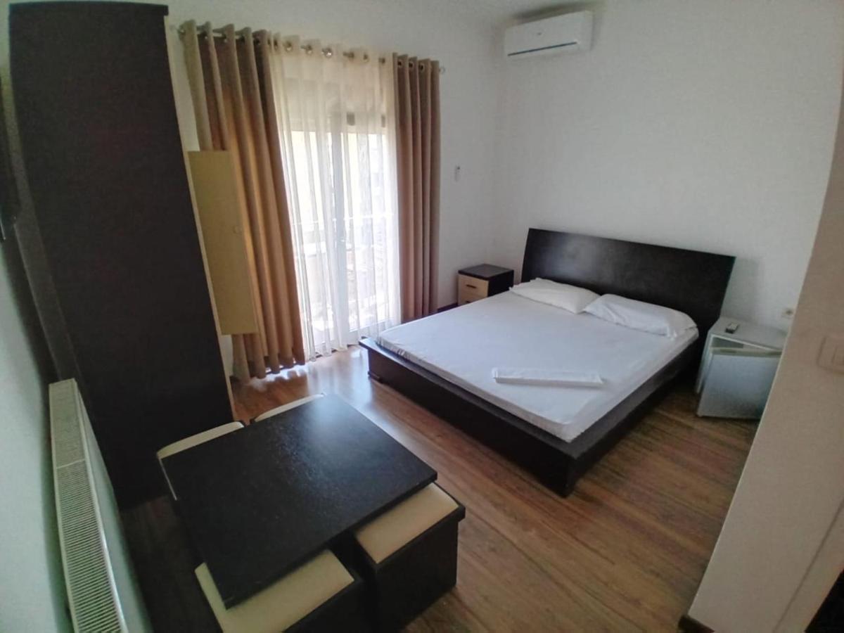פוגרדץ Hotel Yjet מראה חיצוני תמונה
